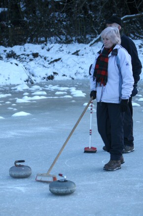 Picture of curling on Drumore Pond, 28 December 2009, 22KB